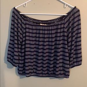 Off-Shoulder Half-Sleeved Hollister Crop Top